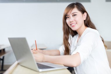 kız öğrenci sınıfta tablet ile eğitim