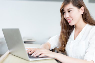 kız öğrencinin sınıf içinde laptop ile eğitim