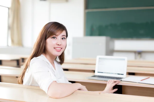 Asiático mujer estudiante estudiar en aula — Foto de Stock