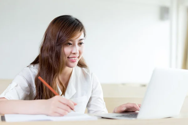 Vrouwelijke student studeert met laptop in de klas — Stockfoto