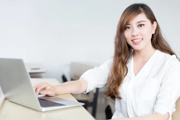 Vrouwelijke student studeert met laptop in de klas — Stockfoto