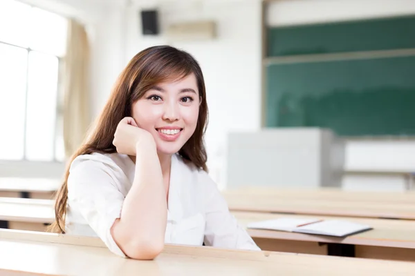 Aziatische vrouwelijke student studeren in klaslokaal — Stockfoto