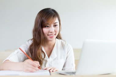 kız öğrencinin sınıf içinde laptop ile eğitim