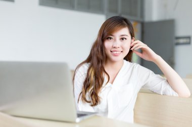 kız öğrencinin sınıf içinde laptop ile eğitim