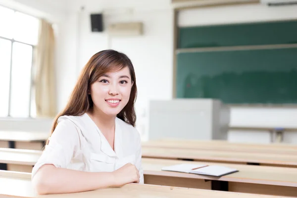 Asyalı kız öğrenci sınıfta okuyor. — Stok fotoğraf