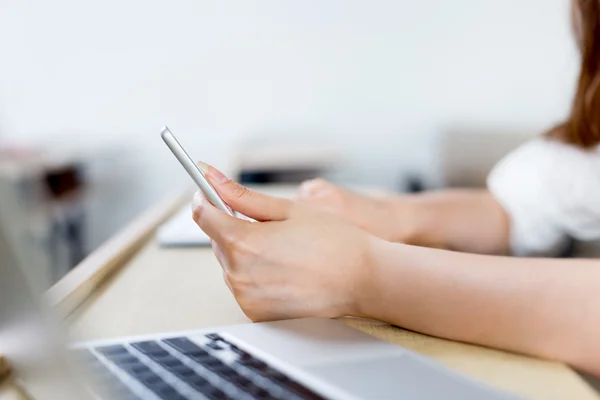 Studentinnen lernen mit Tablet im Klassenzimmer — Stockfoto