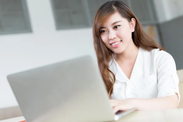 Vrouwelijke student studeert met laptop in de klas — Stockfoto