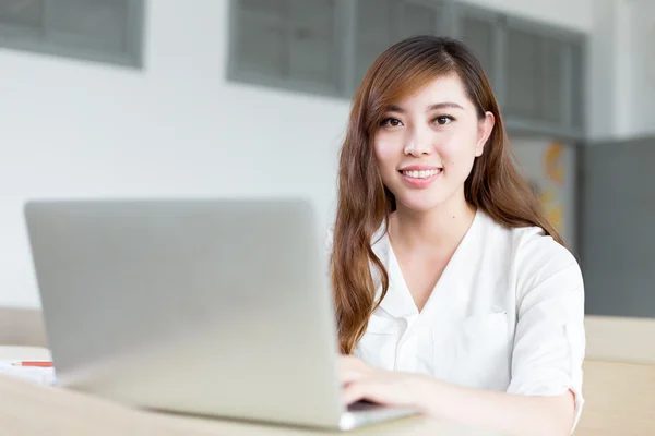 Vrouwelijke student studeert met laptop in de klas — Stockfoto