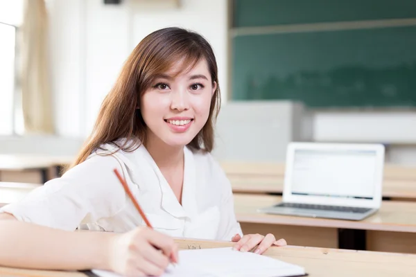 Asiática estudante feminino estudando em sala de aula — Fotografia de Stock