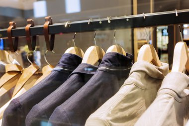 modern moda salonu askı elbise