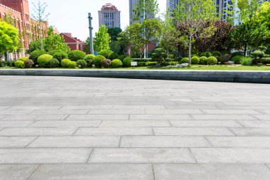 Bina ve boş kare zemin ile park