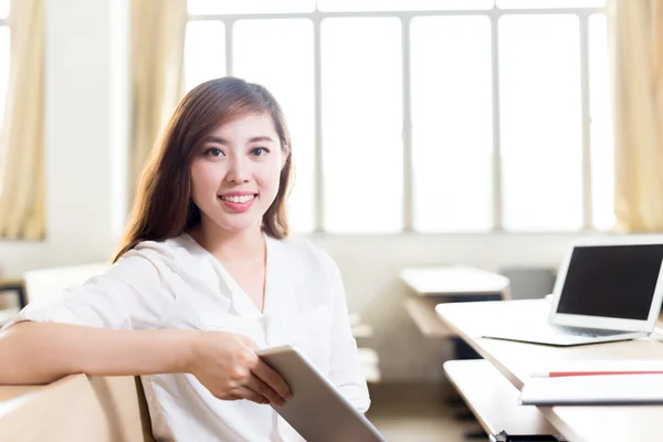 Studentka studuje ve třídě s tabletem — Stock fotografie