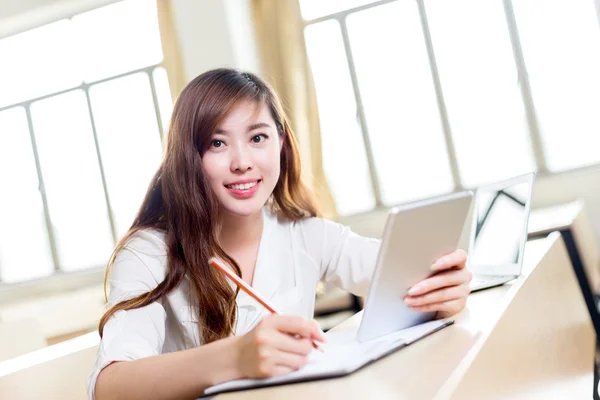 Vrouwelijke student studeert in de klas met tablet — Stockfoto