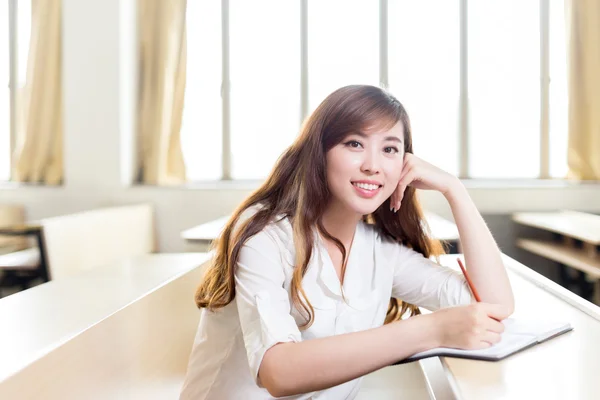 Азиатская студентка, обучающаяся в классе — стоковое фото