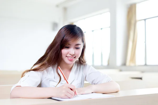 Asiática estudante feminino estudando em sala de aula — Fotografia de Stock