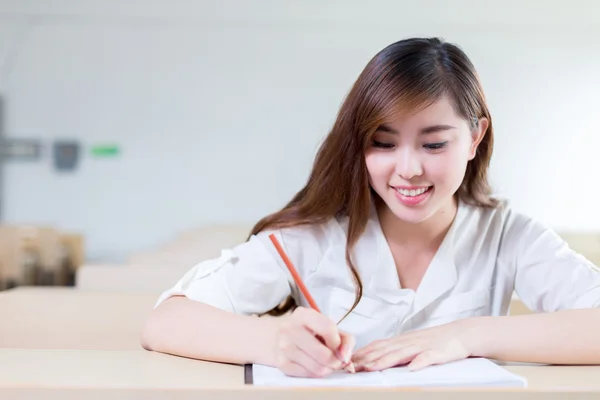 Asiática estudante feminino estudando em sala de aula — Fotografia de Stock