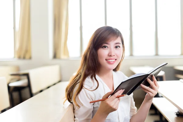 Asiatico femmina studente studiare in aula — Foto Stock