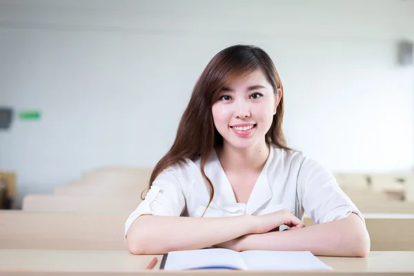 Aziatische vrouwelijke student studeren in klaslokaal — Stockfoto