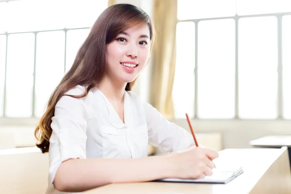 Asiatico femmina studente studiare in aula — Foto Stock