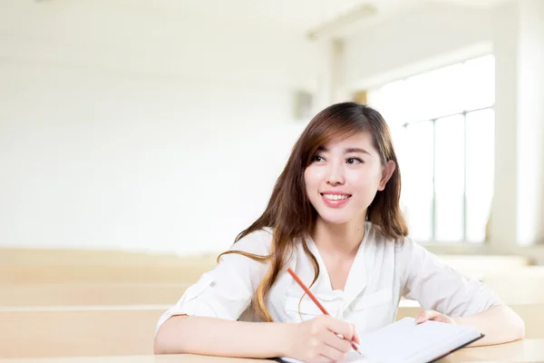 Asiatico femmina studente studiare in aula — Foto Stock