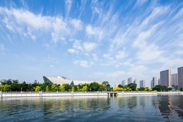 Moderní Panorama na břehu řeky — Stock fotografie