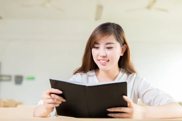 Asiatische Studentin studiert im Klassenzimmer — Stockfoto