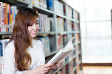 Asyalı kız öğrenci portre Kitaplığı'nda