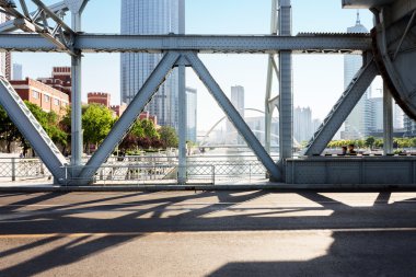 Çelik Köprü iç ve manzarası gün batımında trafik