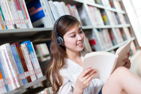 Asijská studentka studovat v knihovně — Stock fotografie