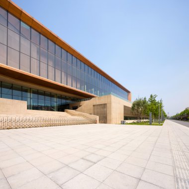 Boş yol kat ile modern bina