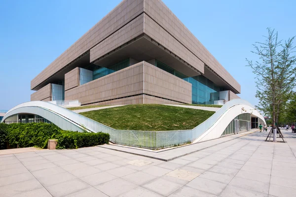 Modern gebouw met lege weg vloer — Stockfoto