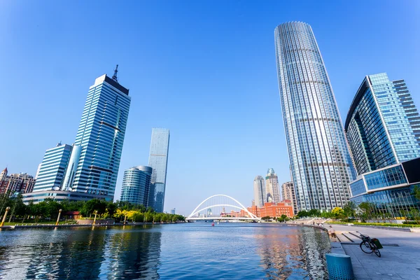 Moderne Gebäude und Fluss in urbaner Stadt — Stockfoto