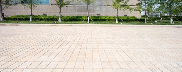 Modern building with empty road floor — Stock Photo, Image