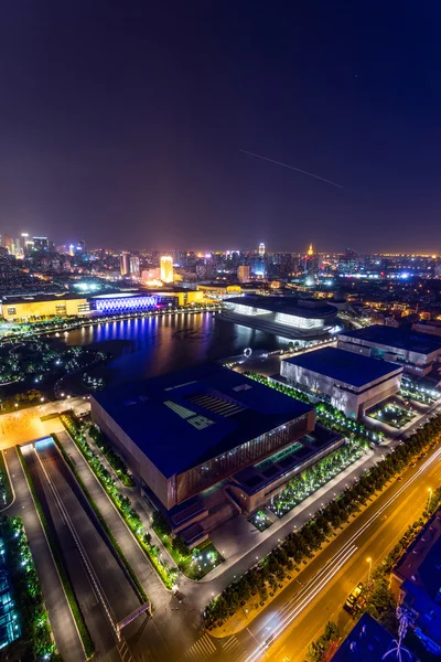 Verlichte skyline en stadsgezicht — Stockfoto