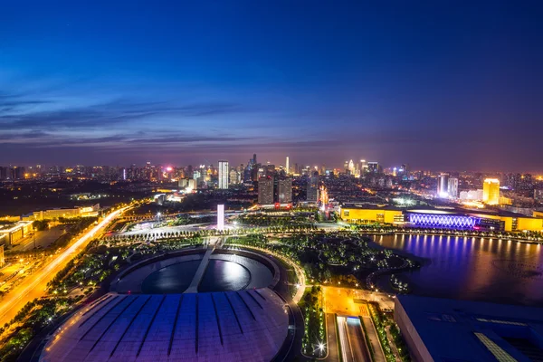 Belysta skyline och stadsbild — Stockfoto