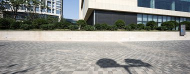 Ofis binasının dış tuğla yol kat ile