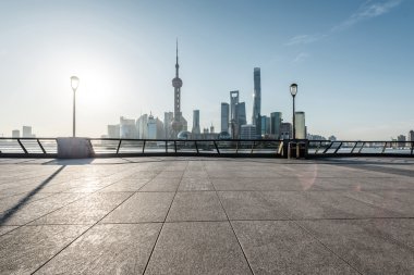 Shanghai panoramik manzarası ile boş sokak kat