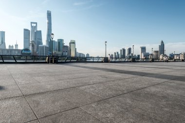 Shanghai panoramik manzarası ile boş sokak kat