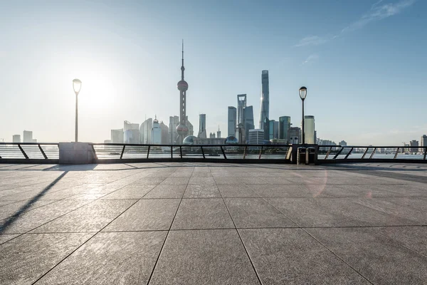 Horizonte panorámico de Shanghai con suelo de calle vacío — Foto de Stock