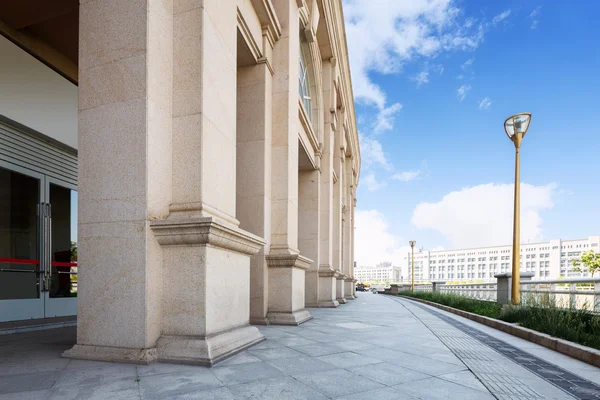 Edifício de estilo antigo com piso vazio estrada — Fotografia de Stock