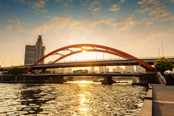 Moderne Brücke über den Fluss bei Sonnenuntergang — Stockfoto