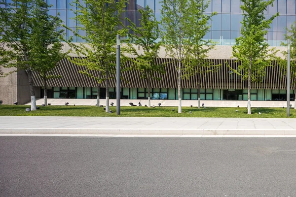 Moderno edificio con suelo de carretera vacío — Foto de Stock