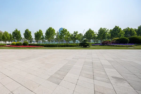 Public square with empty road floor in downtown — Stock Photo, Image