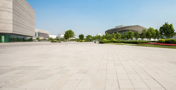 Praça pública com piso de estrada vazio no centro da cidade — Fotografia de Stock