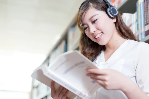 Aziatische vrouwelijke student portret in bibliotheek — Stockfoto