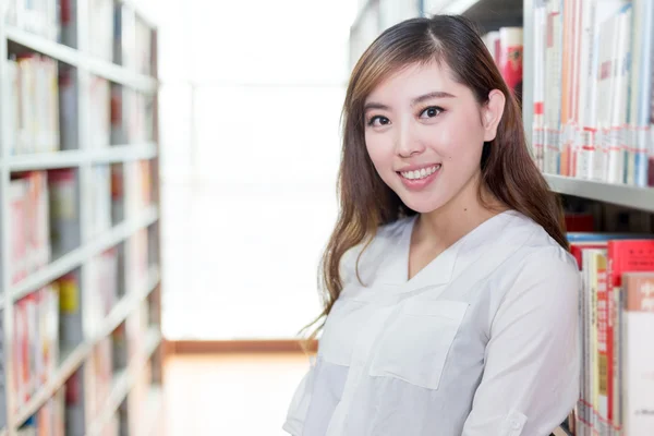 Asiatico femmina studente ritratto in biblioteca — Foto Stock