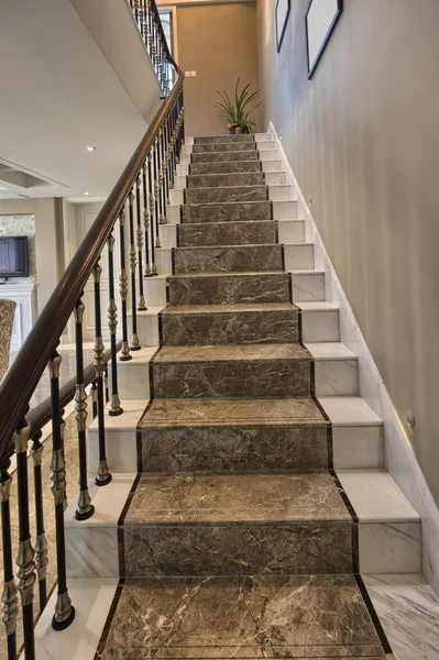 Lüks ev merdiven ve dekorasyon — Stok fotoğraf