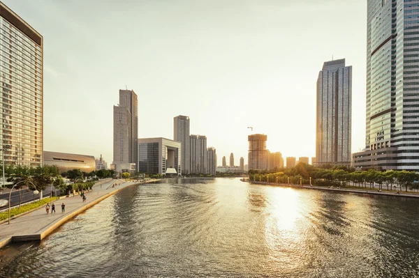 Skyline moderno a riva del fiume durante il tramonto — Foto Stock