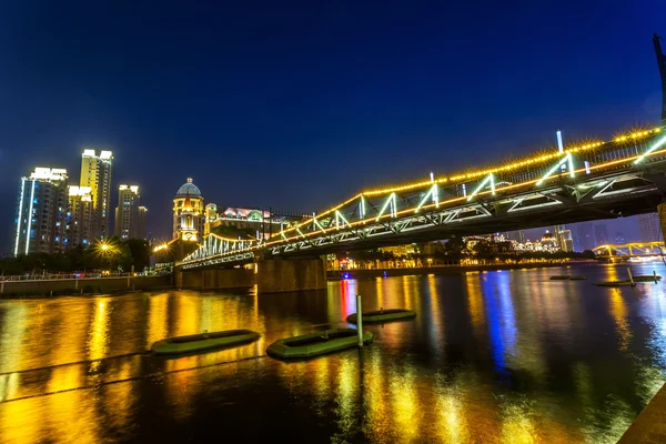 Beleuchtete Skyline und Stadtbild am Flussufer — Stockfoto