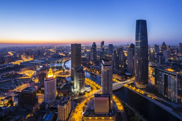 Skyline iluminado y paisaje urbano — Foto de Stock